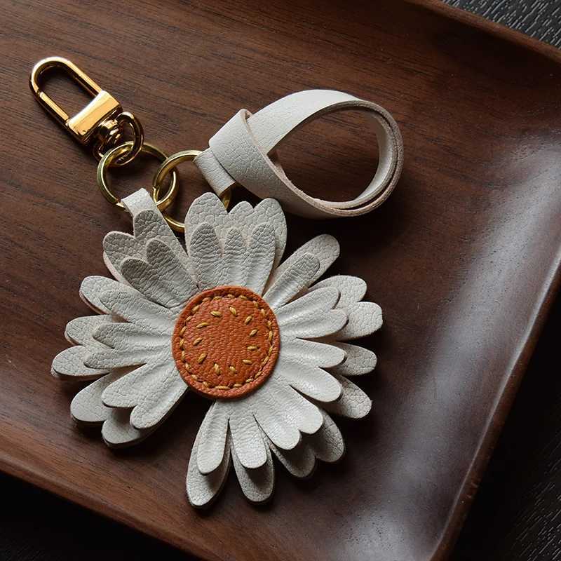 Handmade leather Bag charm small daisy handmade sheepskin car key bag pendant gift Birthday gift J251121