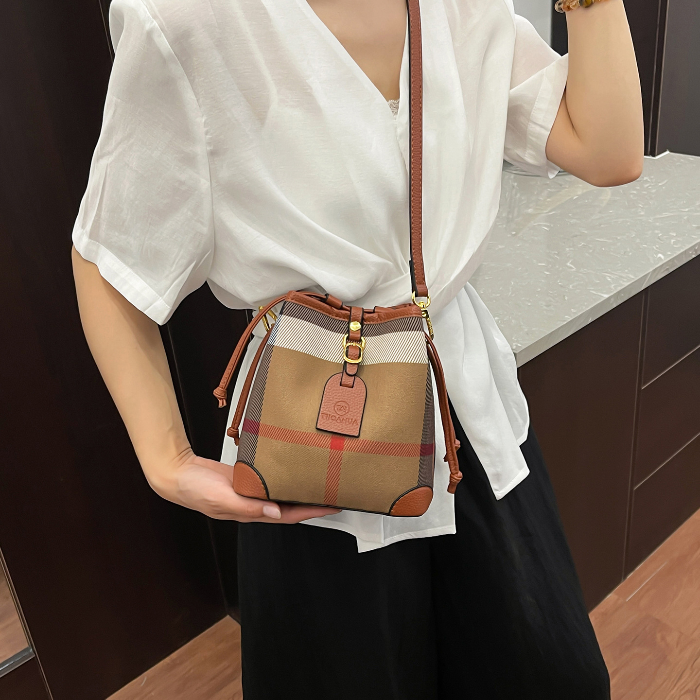 Free shipping designer bag Shoulder Handbag Fashion Embossed Tote Bag Large Capacity Bucket Bag