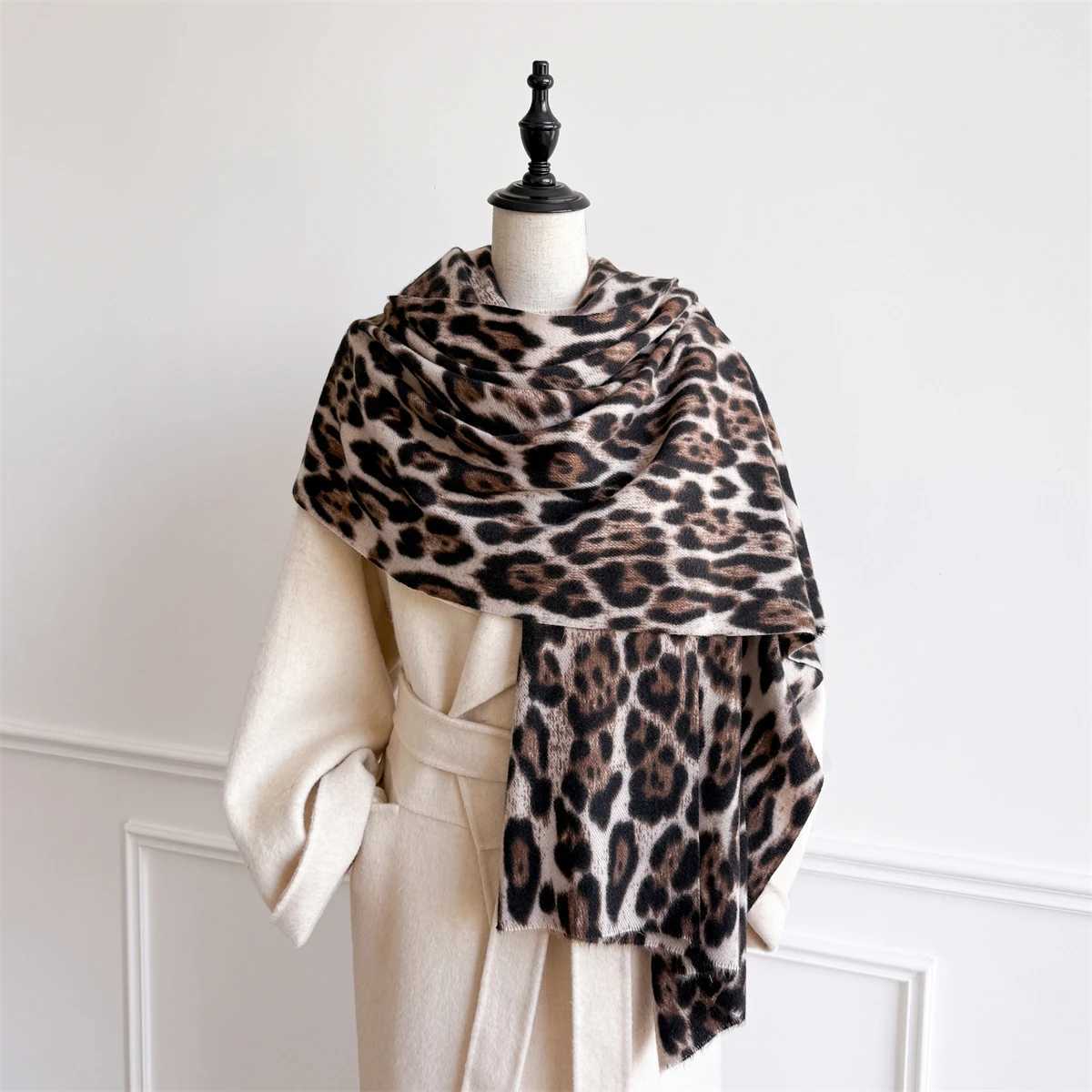Winter Warm Women Scarf Leopard Pattern Designer Imitation Cashmere Thicken Shawl Scarves Female Wrap Blanket Foulard J251118