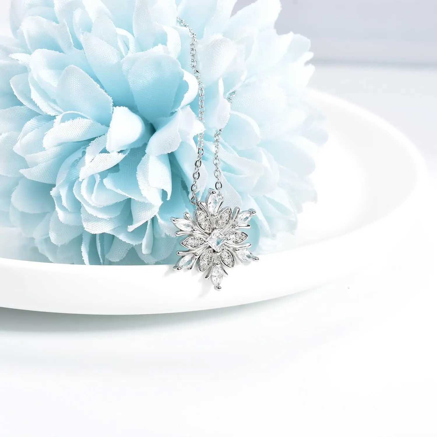 Womens Silver Plated Blue Crystals Snowflake Pendant Fashion Necklace Collarbone Chain For Christmas For Winter Jewelry V251022