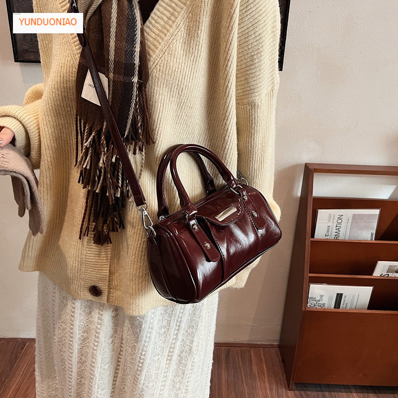Trendy, elegant, sexy style handbag for autumn and winter, versatile, French retro luxury style, women's shoulder bag, designer bag