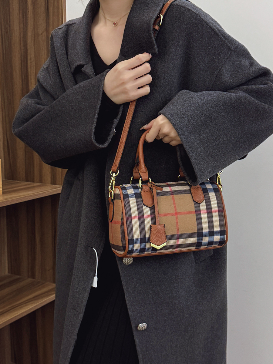 Designer free shipping Plaid tote bag women bag shoulder bag crossbody bag versatile large capacity handbag white black