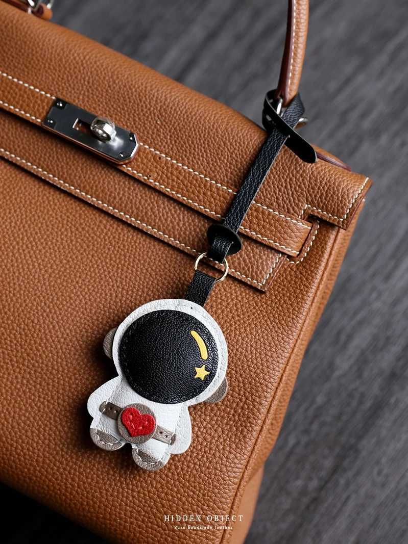 Handmade leather Bag charm Astronaut leather custom car keychain bag pendant exquisite car personalized pendant Birthday gift J251121