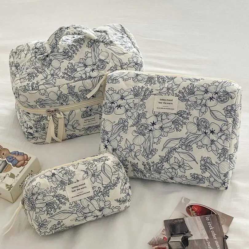 Floral Pattern Travel Cosmetic Bag Portable Cosmetic Bag is suitable for womens travel and School essentials Makeup BagW251021
