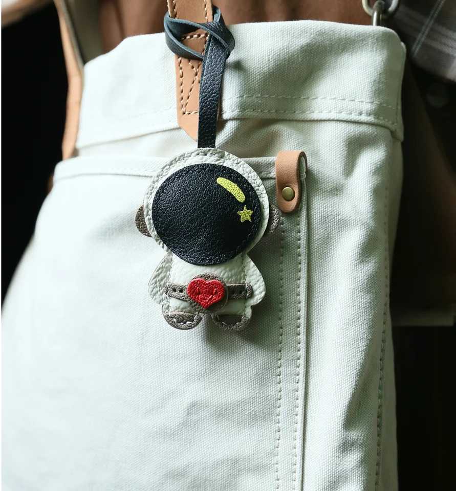 Handmade leather Bag charm Astronaut leather custom car keychain bag pendant exquisite car personalized pendant Birthday gift J251121