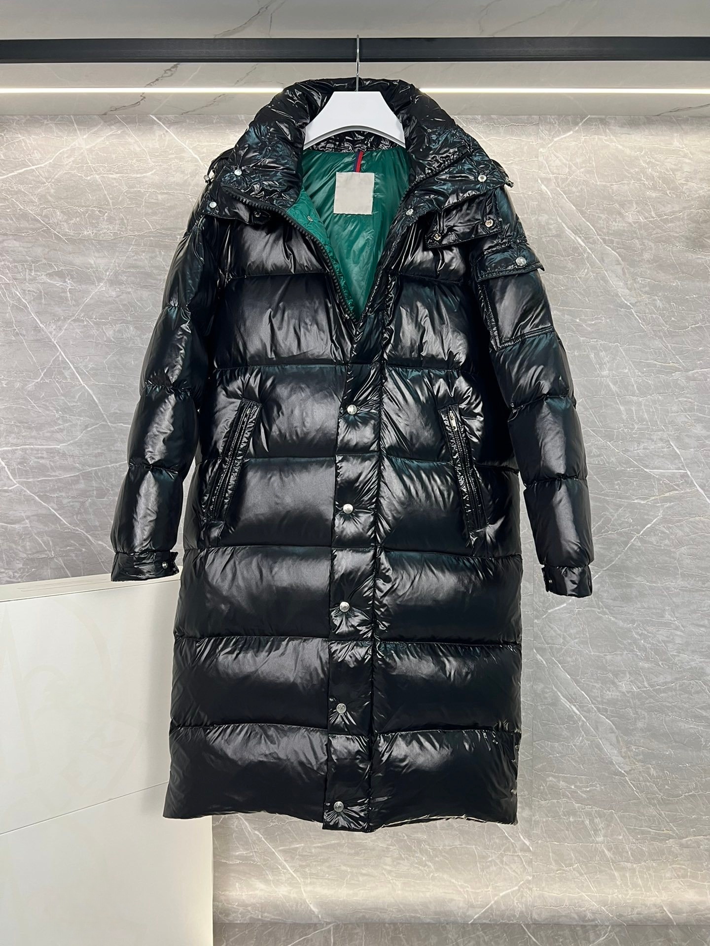 Trendy Lightweight Male Outdoor Parka with Durable Fill