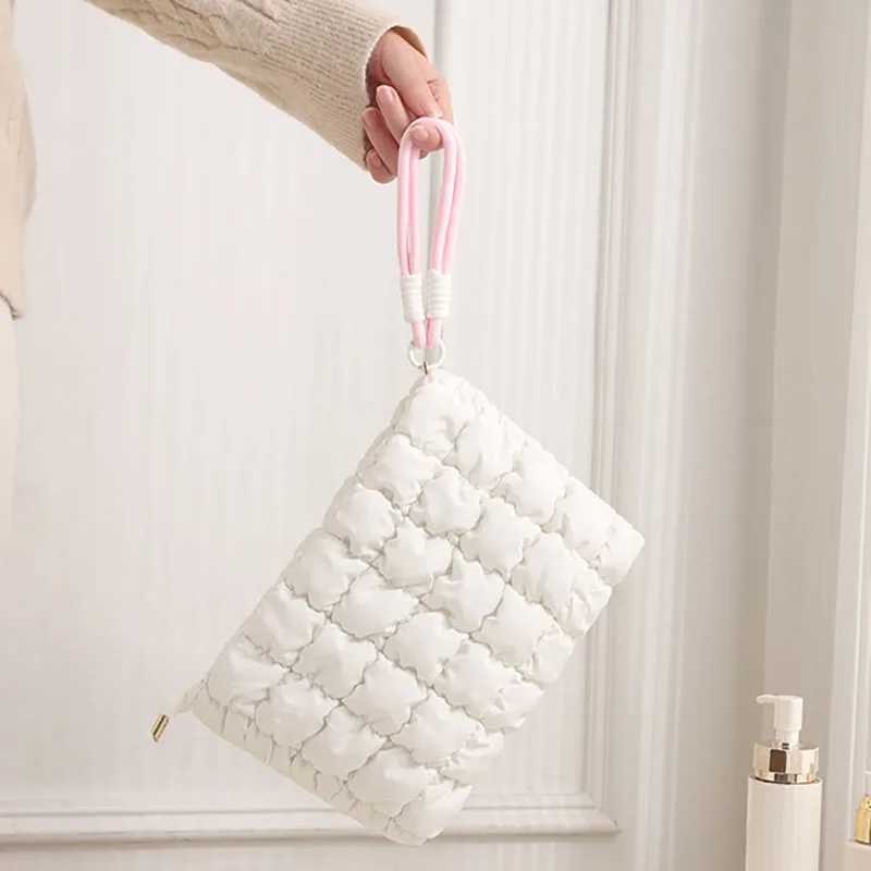 Cute Puffer Quilted Makeup Bag Cosmetic Bag Puffy Travel Toiletry Pouch Checkered Zipper Bag Makeup Organizer Bag for Woemn GirlW251021