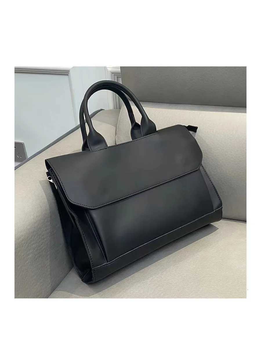 Retro Crazy Horse Leather Briefcase Business Handbag Mens Commuting Large Capacity Computer Bag Single Shoulder Crossbody Bag W251022