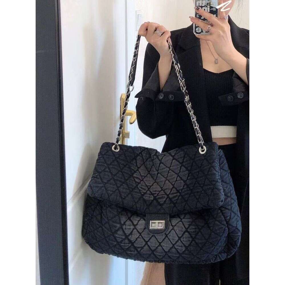 Hot Selling Cowboy Wandering Grid Crossbody Ink Wash Versatile Commuting Shoulder Bag Fashionable Chain Dyed Women's New Designer Bags Free Labub