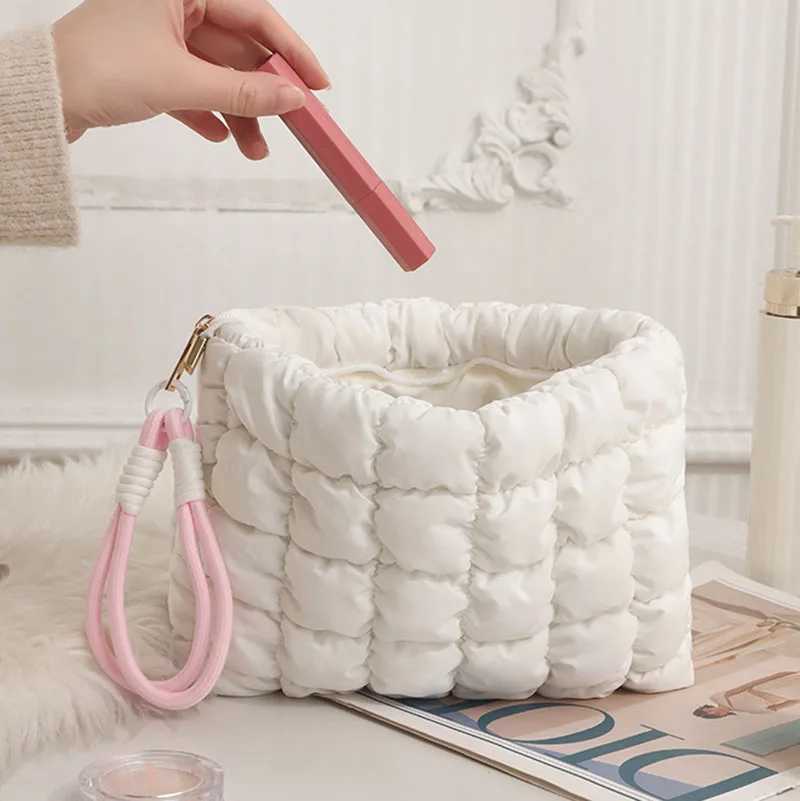 Cute Puffer Quilted Makeup Bag Cosmetic Bag Puffy Travel Toiletry Pouch Checkered Zipper Bag Makeup Organizer Bag for Woemn GirlW251021