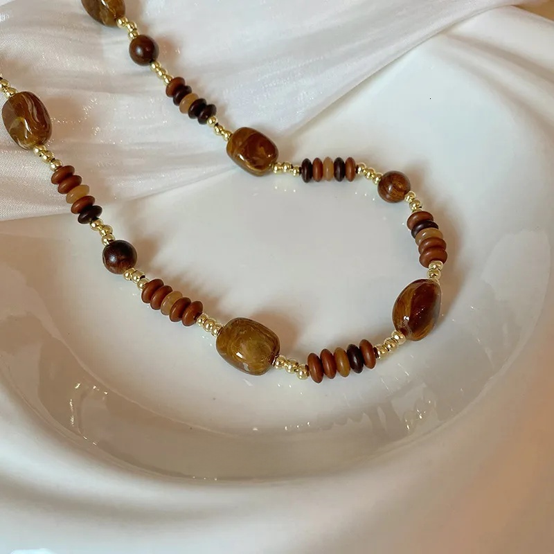 2024 INS Hot Designer jewelry Maillard coffee color retro bead collarbone sweater chain autumn and winter high-end decorative necklace for w