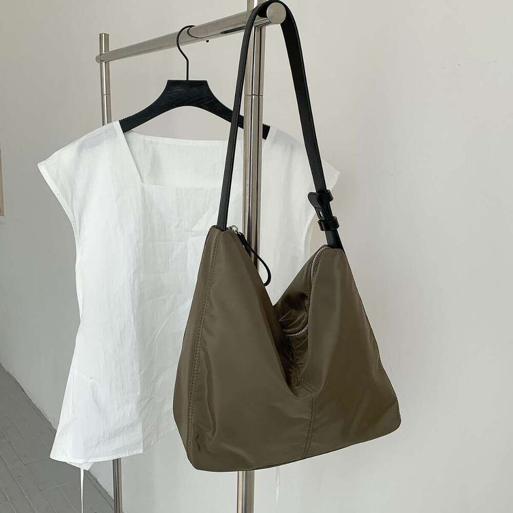Minimalist Single Shoulder Commuting High-End New Fashion Korean Style Niche Women's Nylon Casual Bag For Women B5