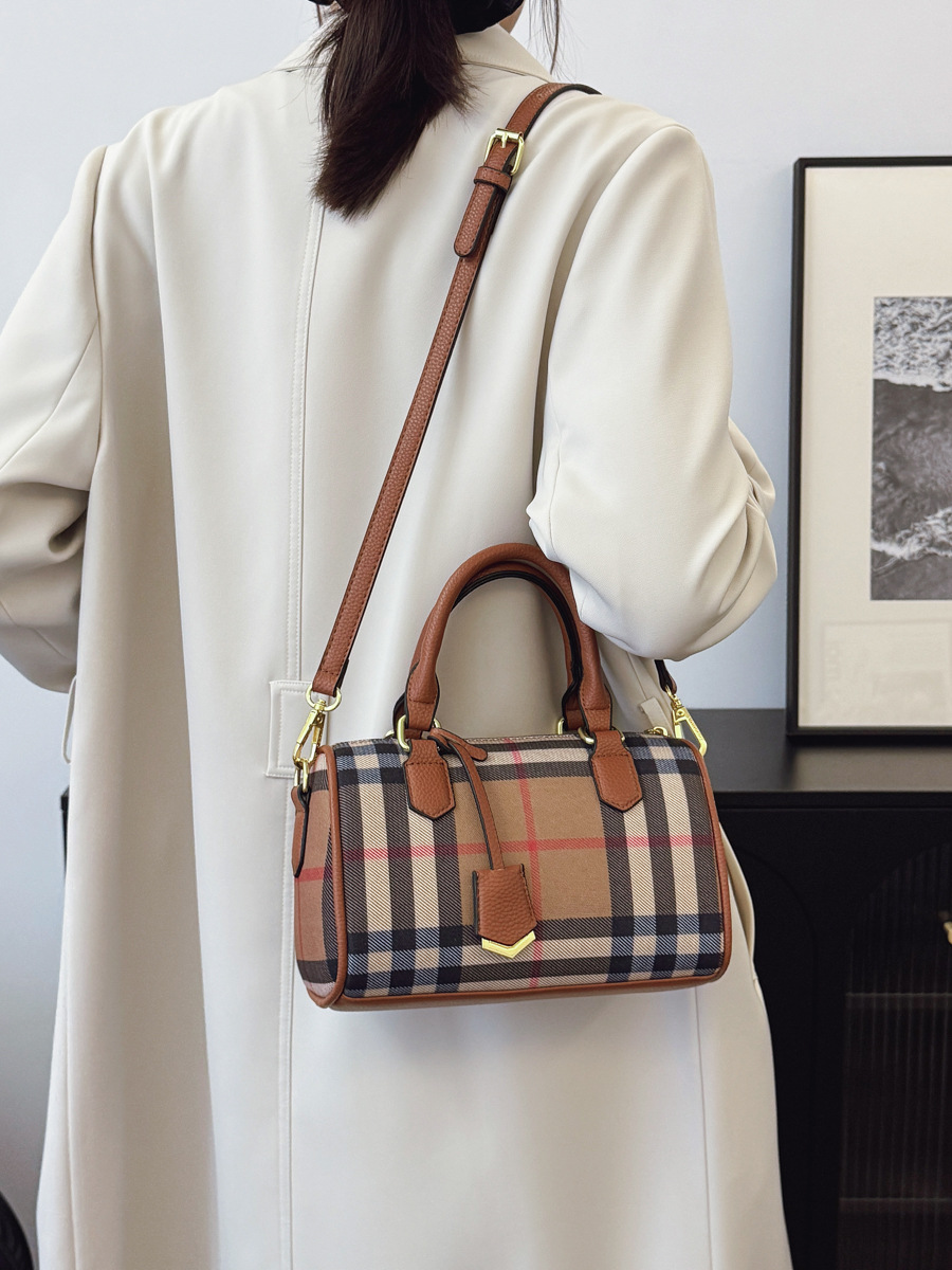 Designer free shipping Plaid tote bag women bag shoulder bag crossbody bag versatile large capacity handbag white black