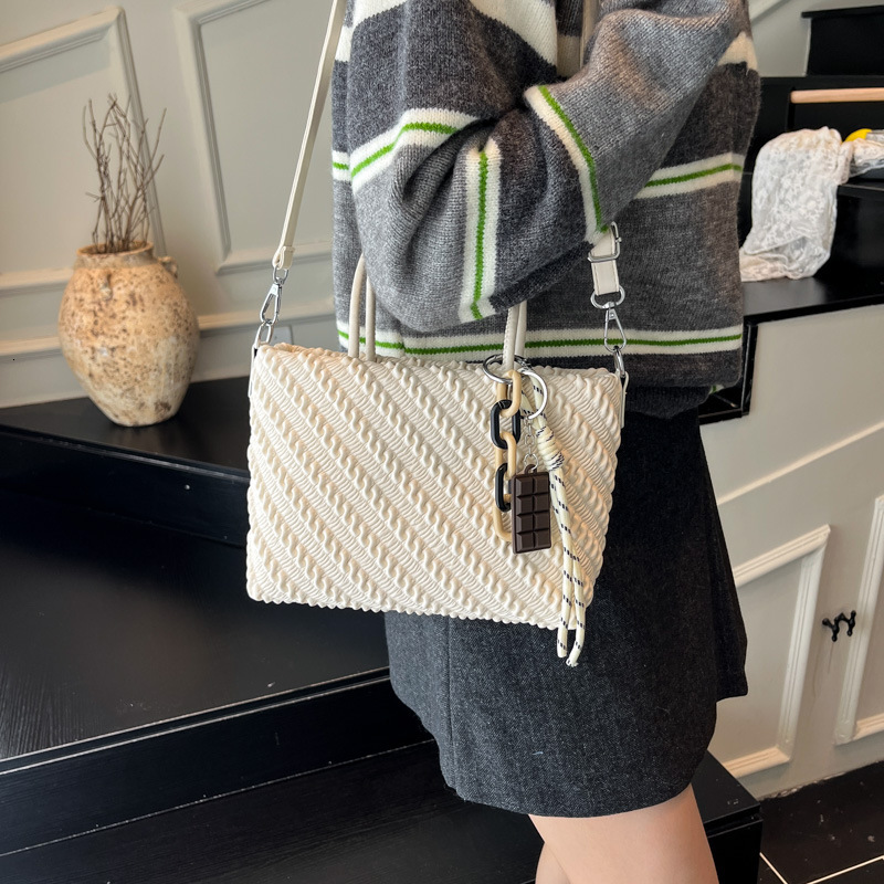 Luxury Brand Designer Bag Fashion Commuter Bucket Bag For Women 2025 Autumn Winter New High-End Woven Pattern Shoulder Bag Handheld Tote Bag