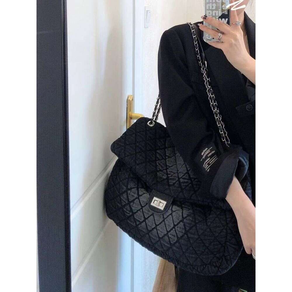 Hot Selling Cowboy Wandering Grid Crossbody Ink Wash Versatile Commuting Shoulder Bag Fashionable Chain Dyed Women's New Designer Bags Free Labub