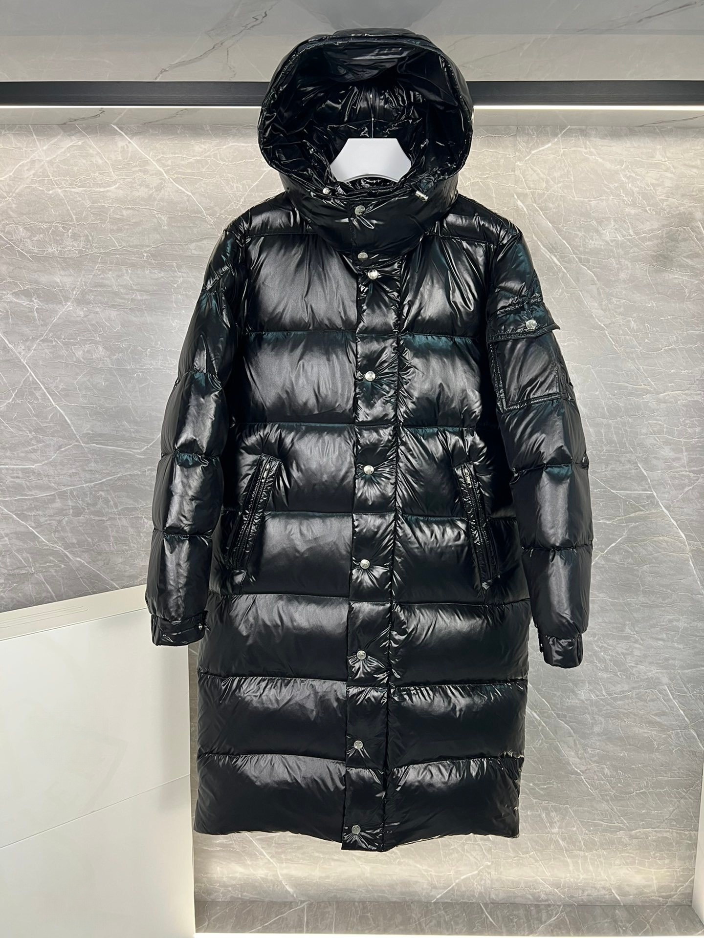 Trendy Lightweight Male Outdoor Parka with Durable Fill