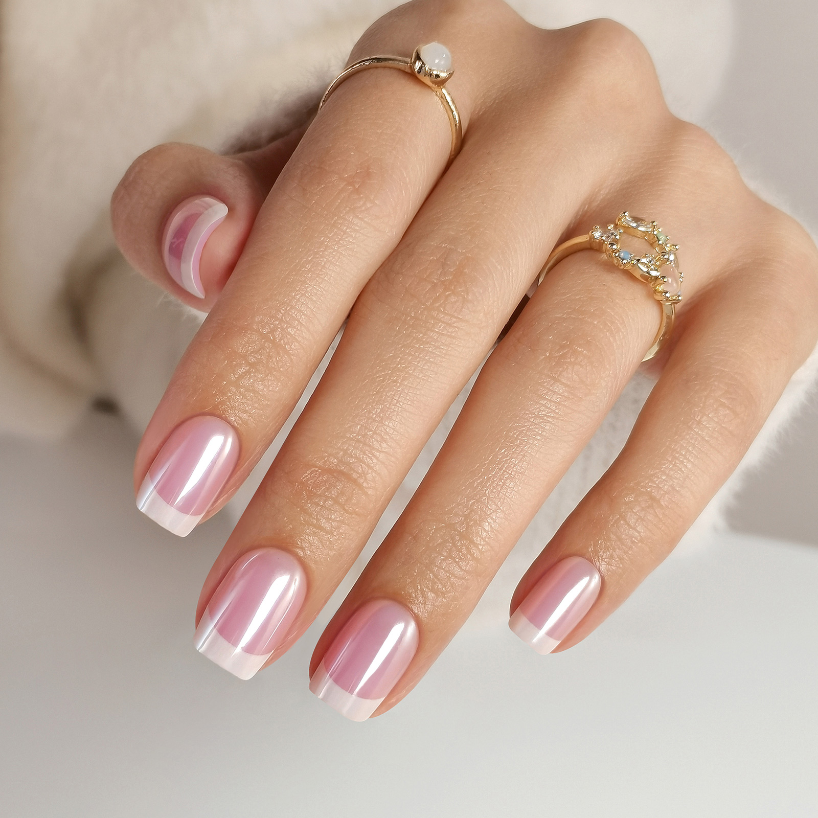 32Pcs False Nails Short Coffin Art Artificial with French Design Wearable Fake Nails Full Cover Press on Nail Tips Aurora French