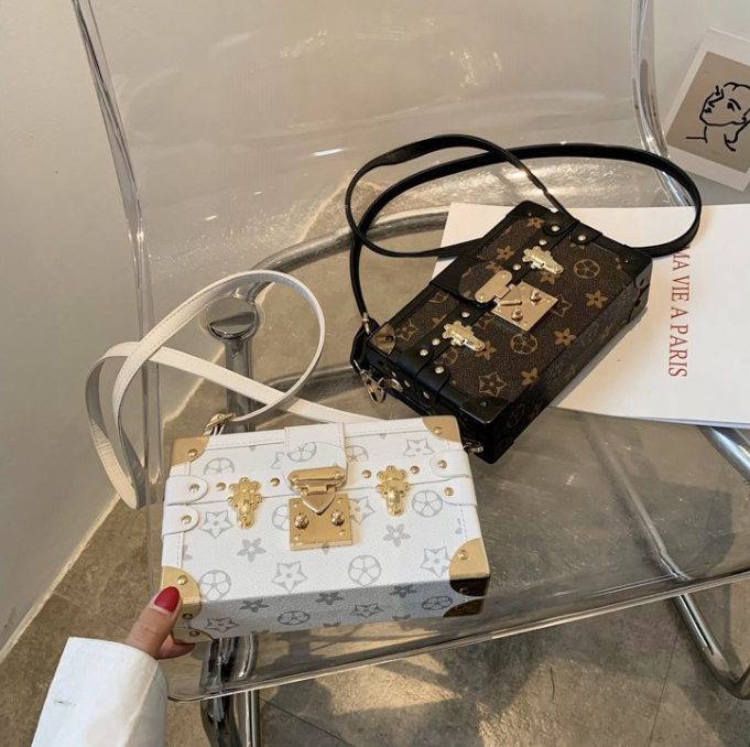 Free shipping Designer Patterned Trunk Bag with Metal Decoration Daily Occasion Wear Fashion Stylish Versatile Trendy