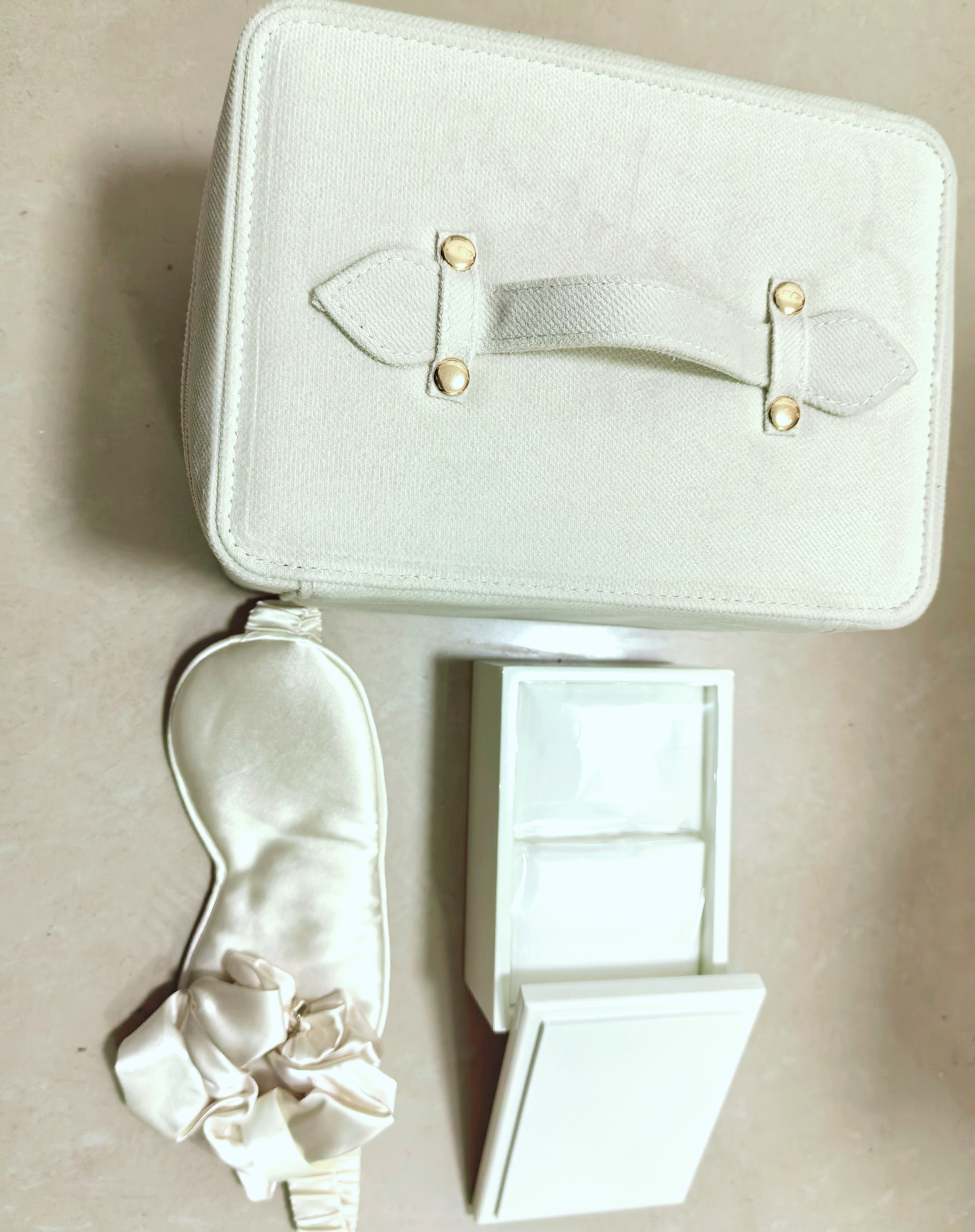 Elegant Cosmetic Organizer with Multiple Compartments for On-the-go Grooming Needs