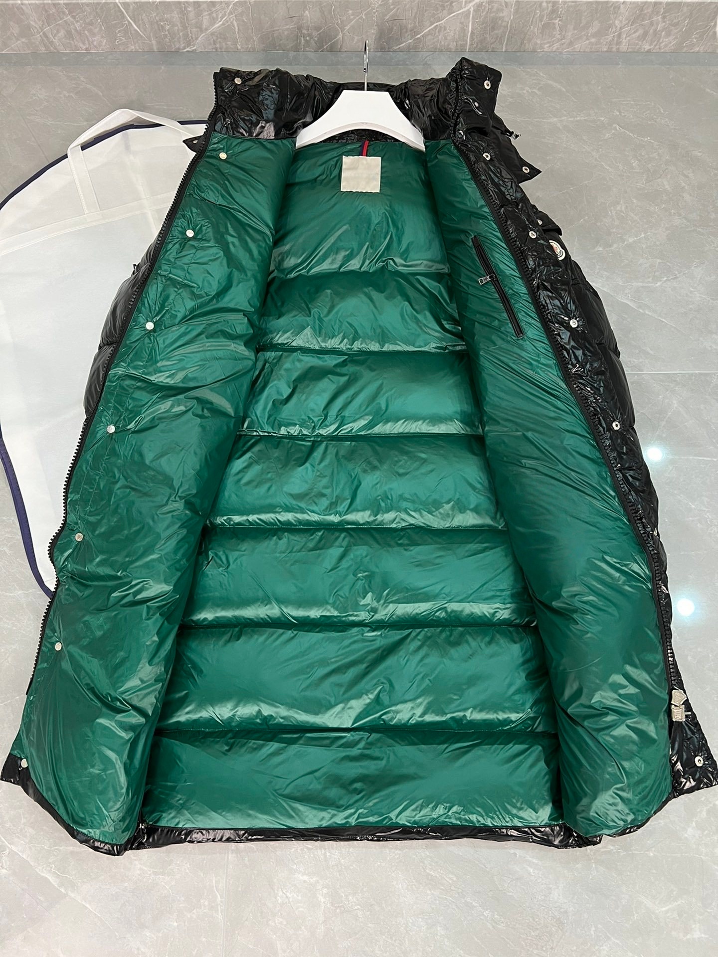 Trendy Lightweight Male Outdoor Parka with Durable Fill