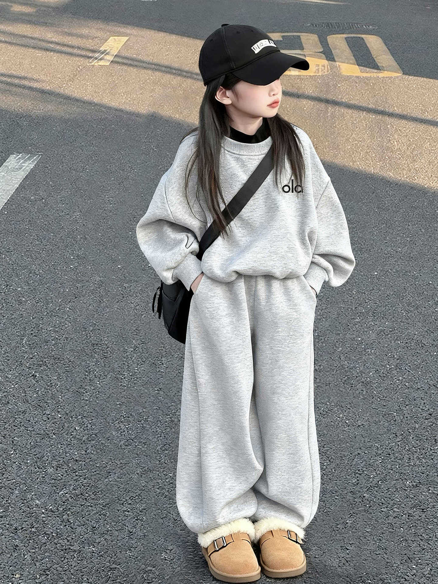 2025 Girls Autumn 2-Piece Set, Fashion Hoodie and Joggers Tracksuit, Luxury Fashion Sports Outfit for Kids and Tweens