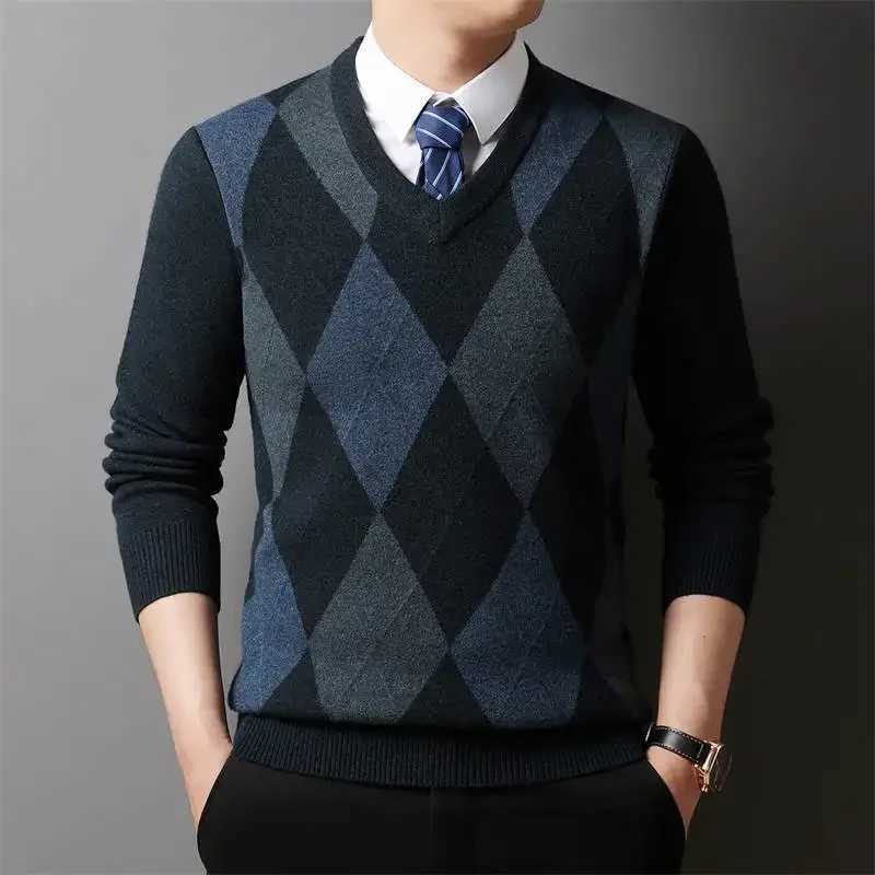 Winter Warm New Mens Plaid Vneck Long Sleeved Sweater Knitted Sweater Fashion Casual Versatile TopXJ251022