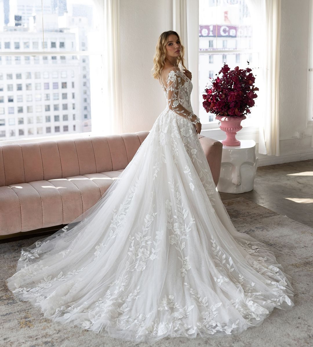 Classic Floral Lace Wedding Dresses A Line V Neck Bridal Gowns Sweep Train Custom Made Garden Castle Dresses Long Sleeves for Special Occasion