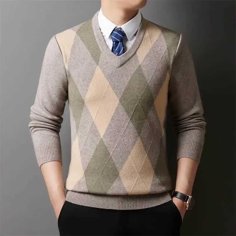 Winter Warm New Mens Plaid Vneck Long Sleeved Sweater Knitted Sweater Fashion Casual Versatile TopXJ251022