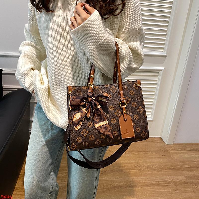 new Spring Bea Shopping Hobo with Inserted Buckle Large-capacity Mommy Tote Bag for Women bags