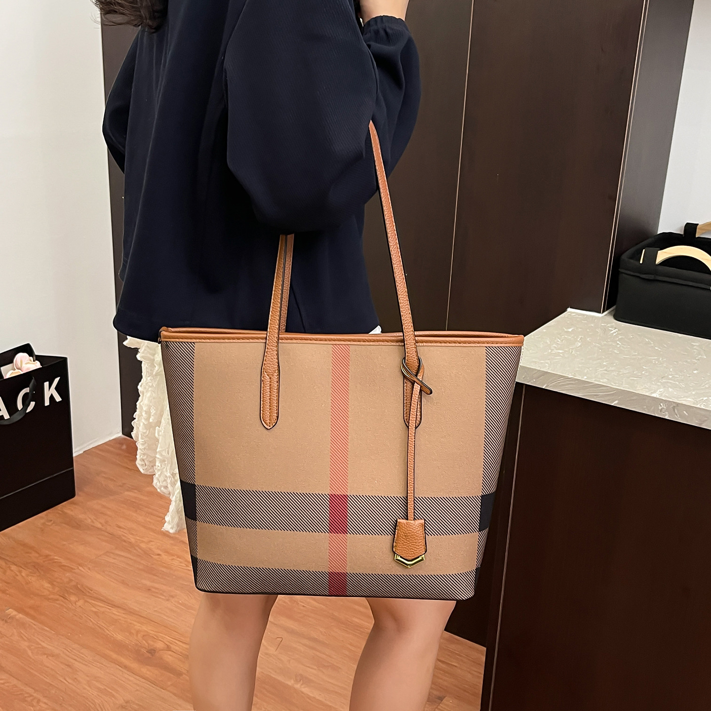 Free delivery designer tote bag Shoulder Bags For woman casual handbag chain messenger bag crossbody Bucket Bag