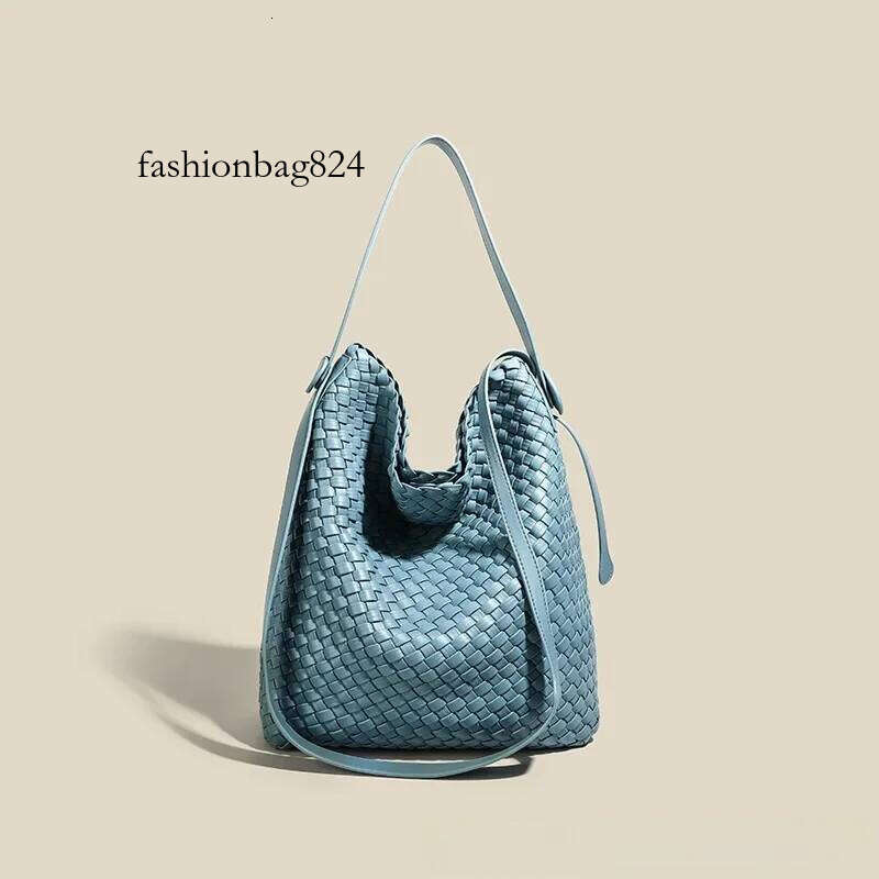 High-End Handwoven Bucket Large Capacity Single Shoulder Underarm Casual Commuter Crossbody Women's Bag