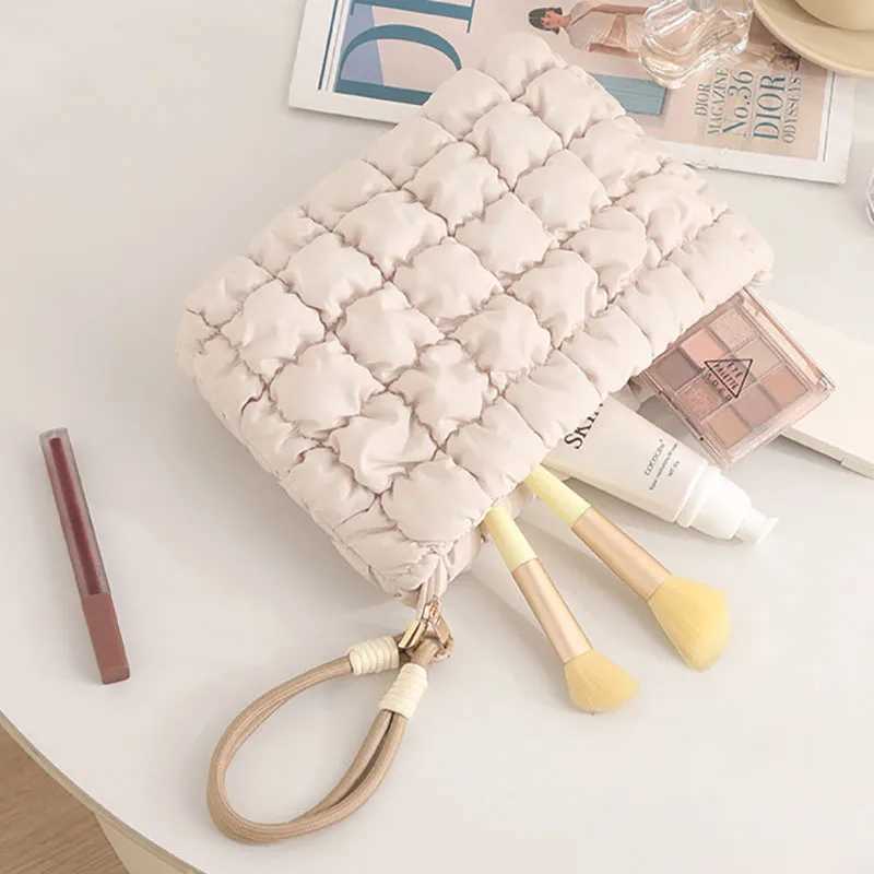 Cute Puffer Quilted Makeup Bag Cosmetic Bag Puffy Travel Toiletry Pouch Checkered Zipper Bag Makeup Organizer Bag for Woemn GirlW251021