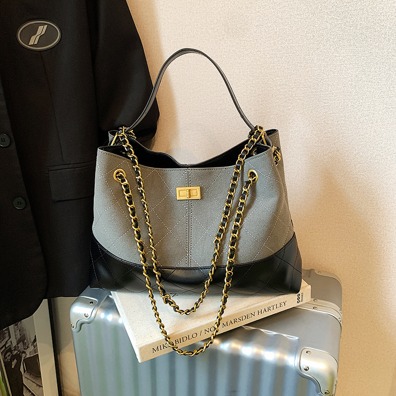 Designer bag free shipping 2025 autumn and winter hot diamond lattice cowhide tote bag with large capacity retro chain hobos for woman black grey coff