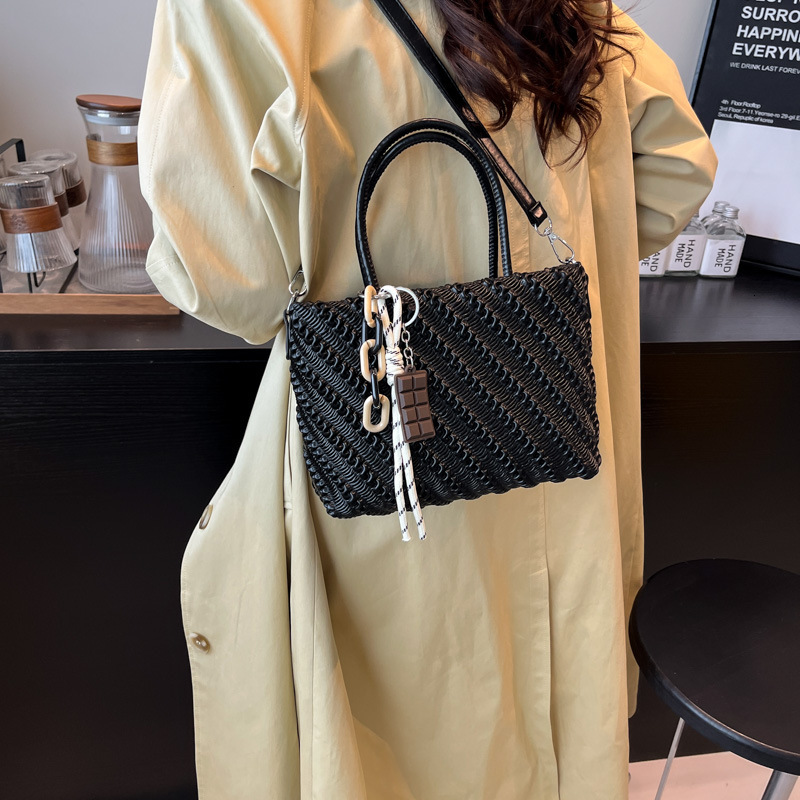 Luxury Brand Designer Bag Fashion Commuter Bucket Bag For Women 2025 Autumn Winter New High-End Woven Pattern Shoulder Bag Handheld Tote Bag