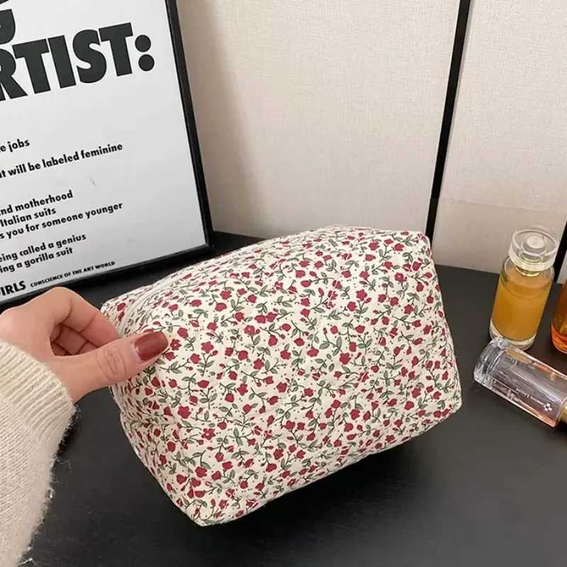 Storage Organizer Floral Puffy Quilted Makeup Bag Printed Cosmetic Pouch Large Travel Cosmetic Bag Makeup AccessoryW251021