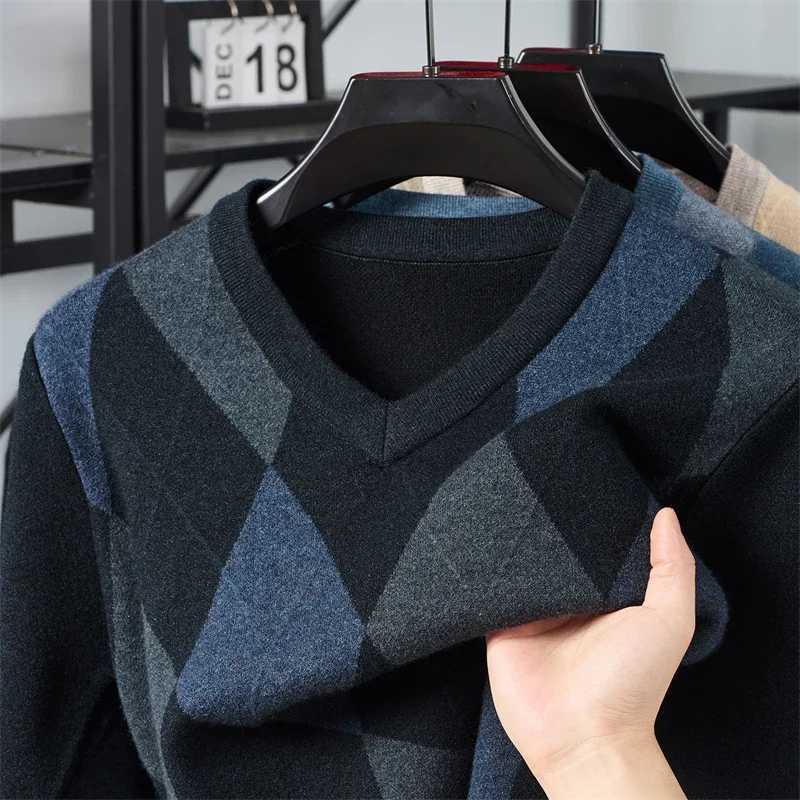 Winter Warm New Mens Plaid Vneck Long Sleeved Sweater Knitted Sweater Fashion Casual Versatile TopXJ251022