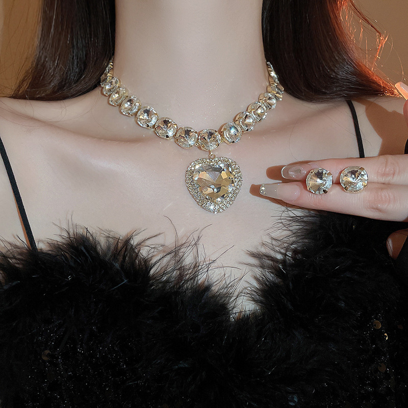 Geometric Patchwork Inlaid Diamond Heart Necklace Earring Set Exaggerated Design Sense Collarbone Chain Light Luxury Temperament Jewelry - view 3