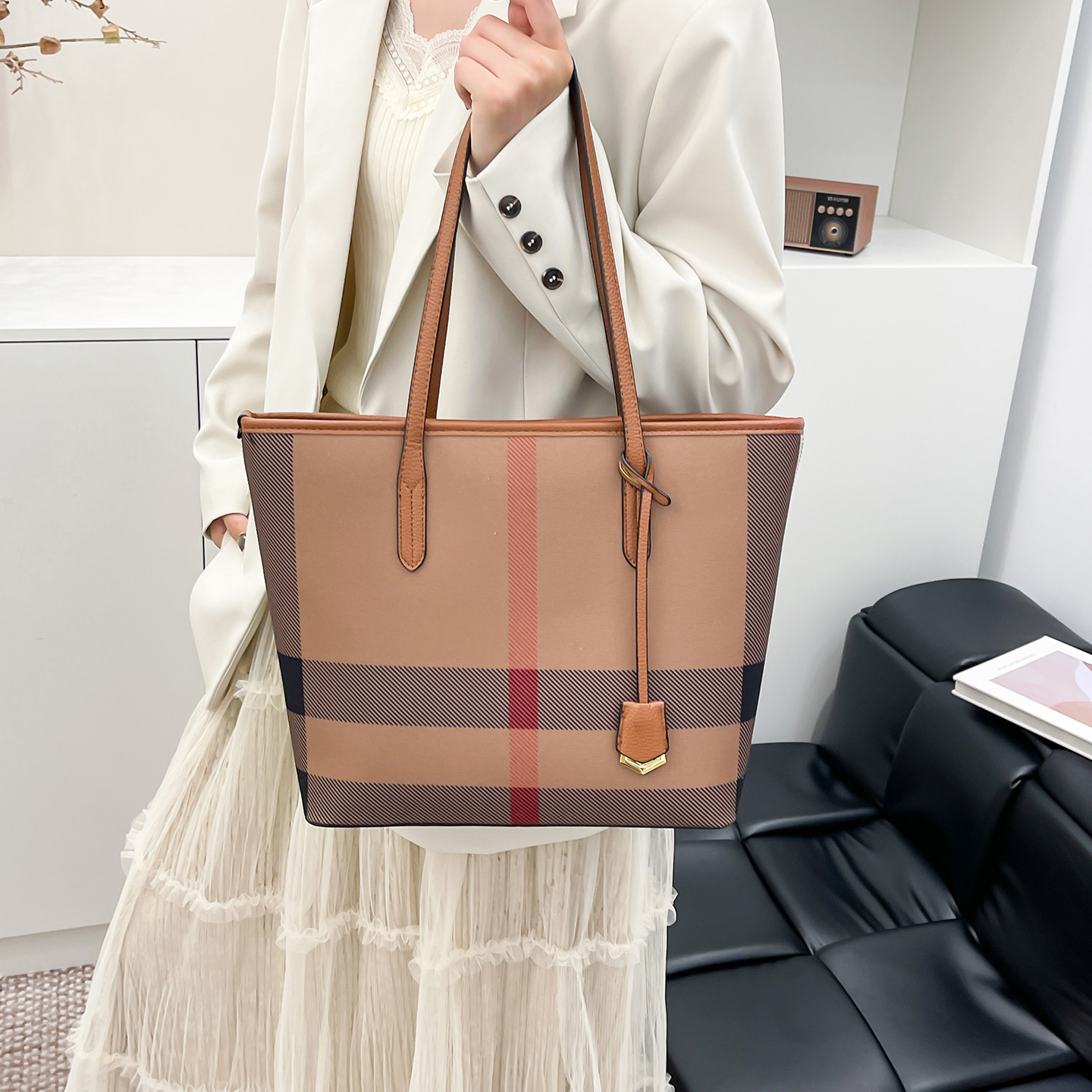 Free delivery designer tote bag Shoulder Bags For woman casual handbag chain messenger bag crossbody Bucket Bag