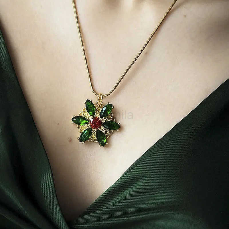 Valily Anastasia NecklaceTogether In Paris Emerald Stone Flower Necklace Lost Princess Inspired Pendant Necklace for Women U251022
