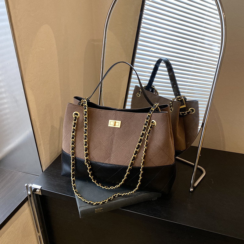 Designer bag free shipping 2025 autumn and winter hot diamond lattice cowhide tote bag with large capacity retro chain hobos for woman black grey coff