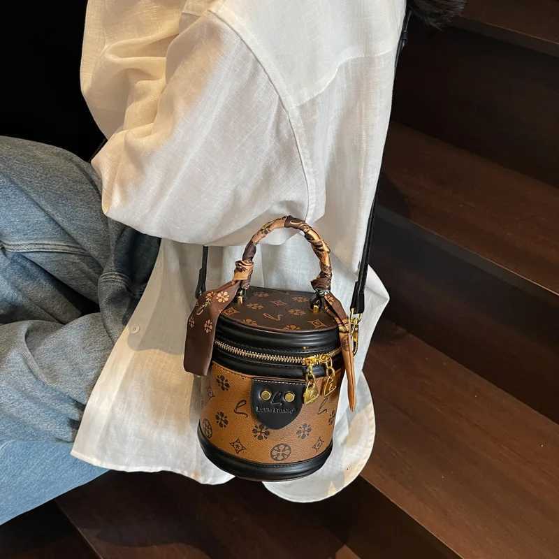 New Printed Fa Cai Bucket Oblique Span Portable Bucket Bag Fi Versatile Tide Bag Premium Textured Tide Cosmetic Bag Y251022