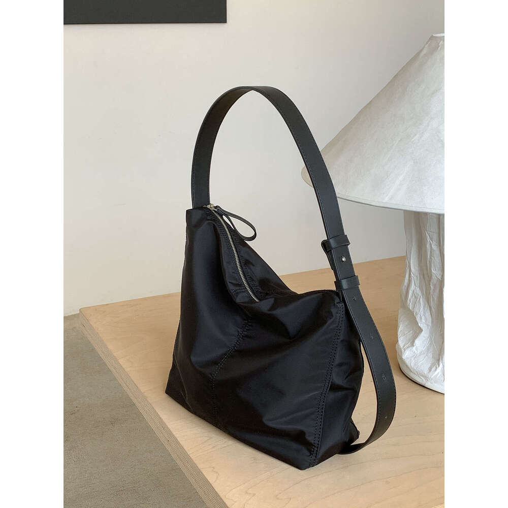 Minimalist Single Shoulder Commuting High-End New Fashion Korean Style Niche Women's Nylon Casual Bag For Women B5