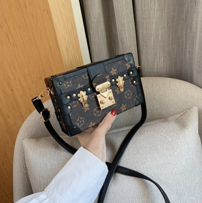 Free shipping Designer Patterned Trunk Bag with Metal Decoration Daily Occasion Wear Fashion Stylish Versatile Trendy