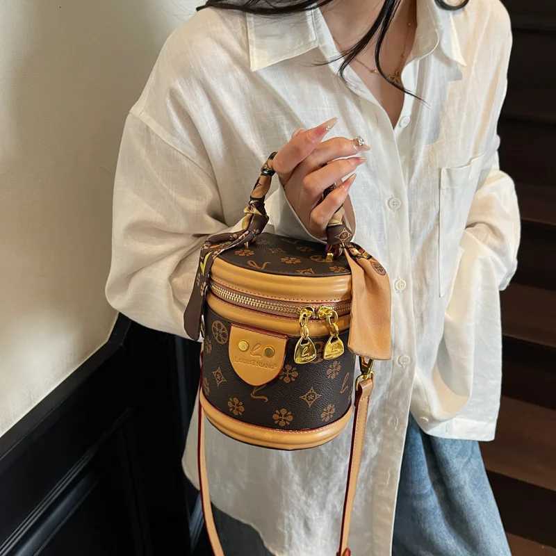 New Printed Fa Cai Bucket Oblique Span Portable Bucket Bag Fi Versatile Tide Bag Premium Textured Tide Cosmetic Bag Y251022