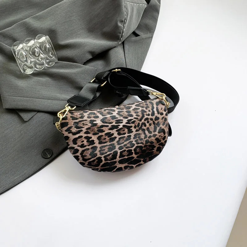 Leopard Print Waist Bag for Woman Fashion Fanny Pack Purse Highquality Shoulder Crossbody Bags Simple Chest Lady Phone 251014