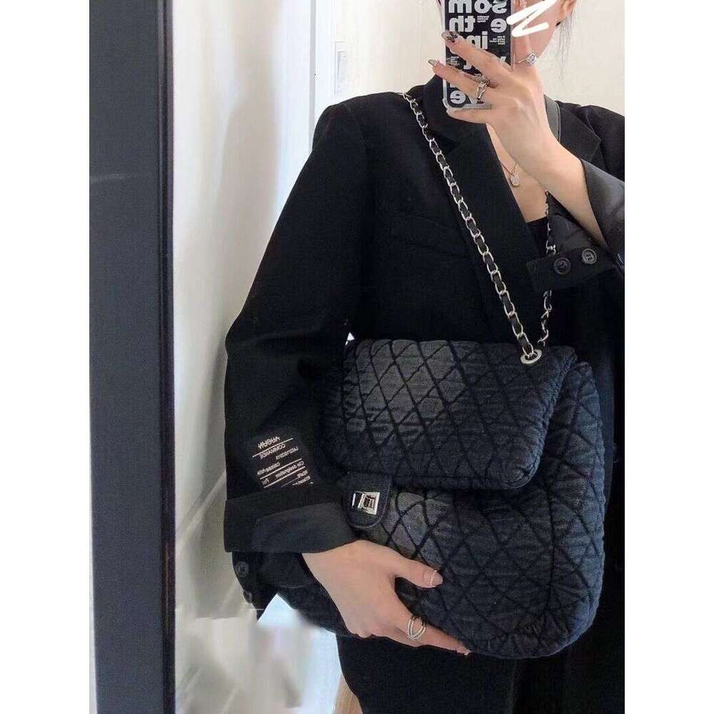 Hot Selling Cowboy Wandering Grid Crossbody Ink Wash Versatile Commuting Shoulder Bag Fashionable Chain Dyed Women's New Designer Bags Free Labub