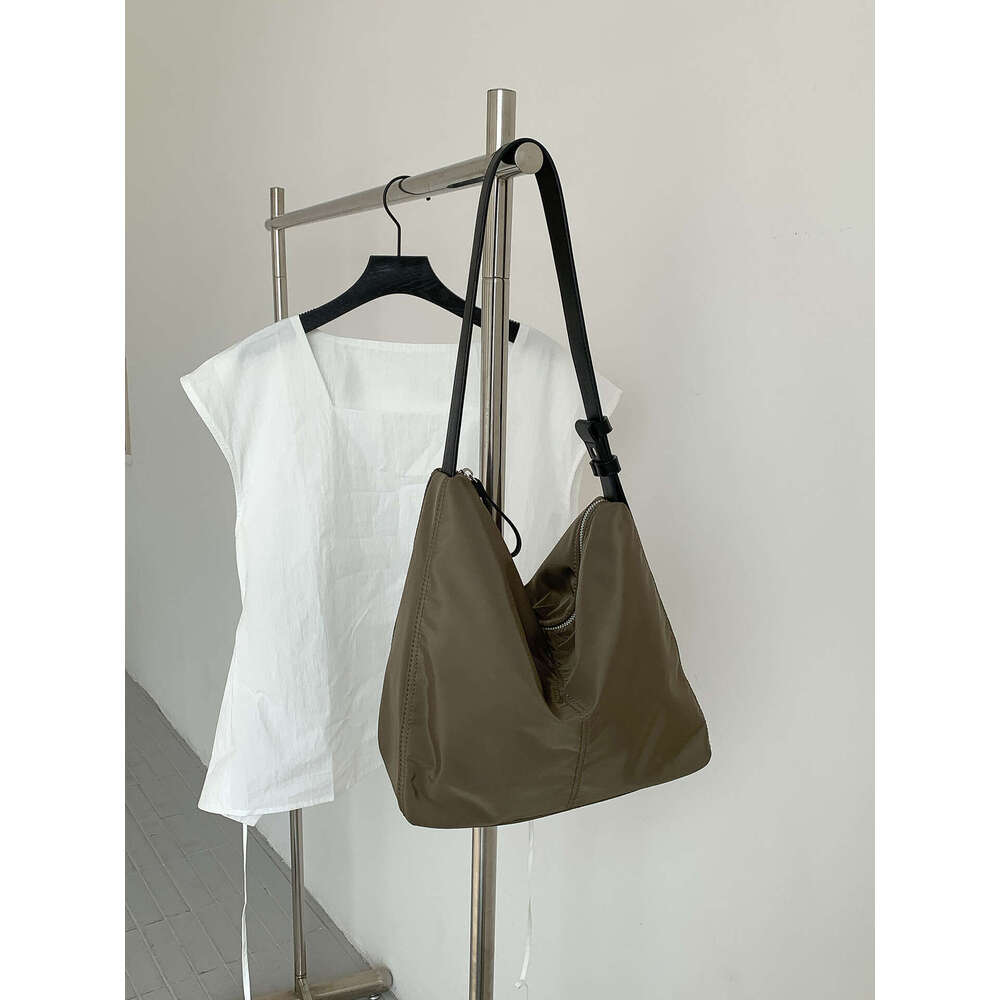 Minimalist Single Shoulder Commuting High-End New Fashion Korean Style Niche Women's Nylon Casual Bag For Women B5
