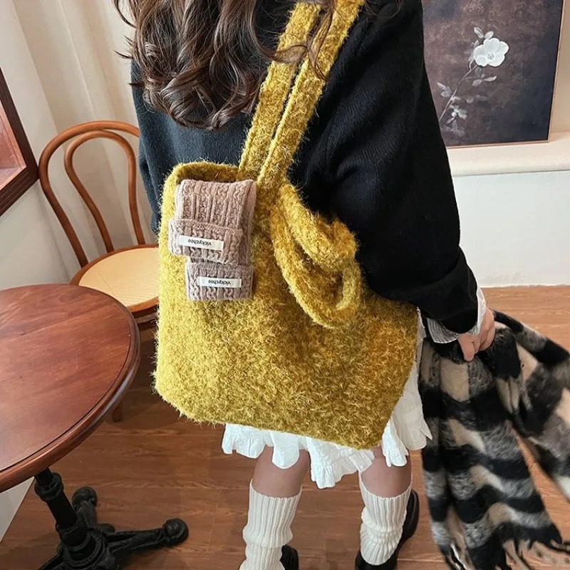 Winter Woolen Handheld Large Capacity Bag for Women Trendy Tote Bag Single Shoulder Plush Bag Mode Tote Sac 251021