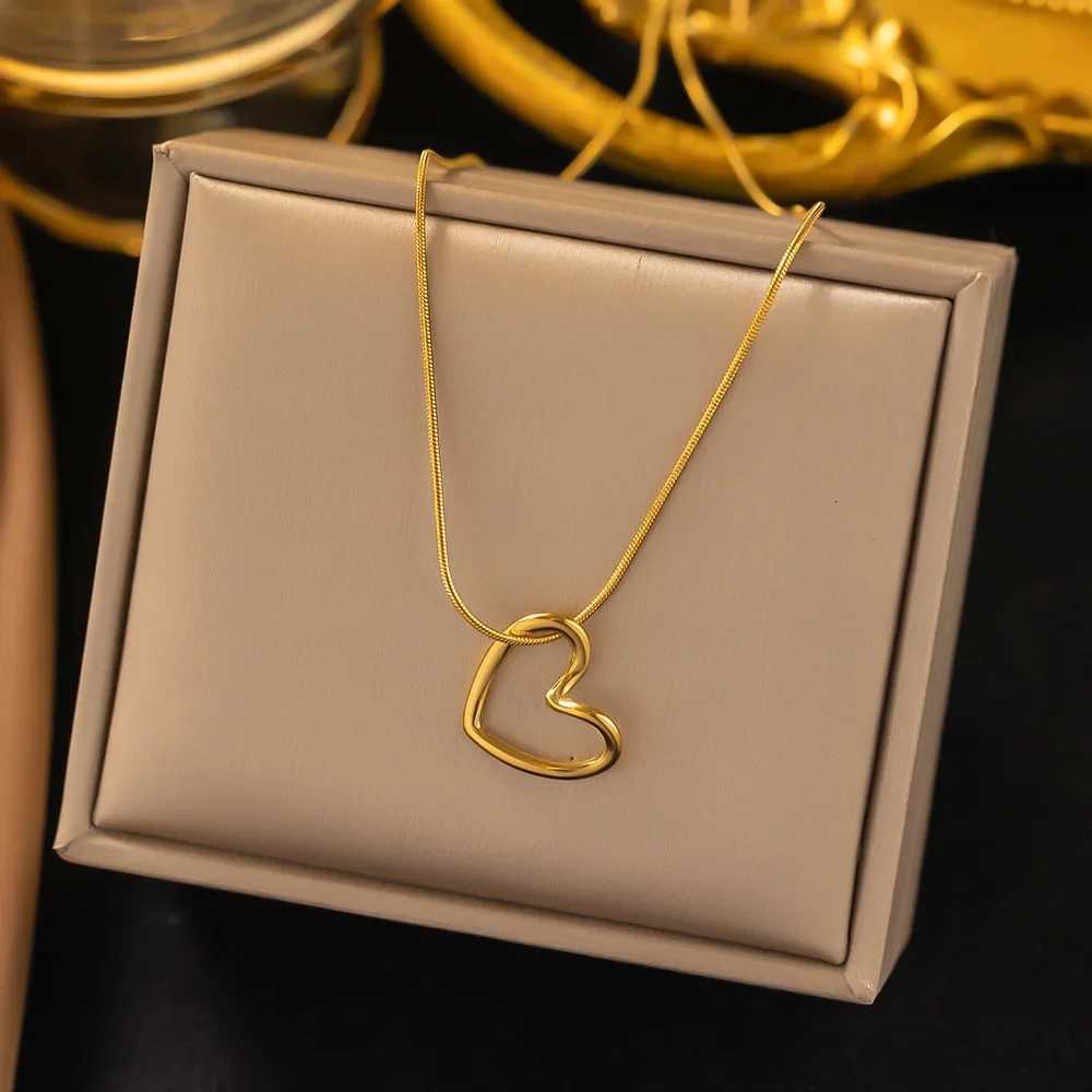 Stainless Steel Sweet Love Heart Pendant Necklace For Women Fashion Ladies Gold Color Clavicle Chain High Quality Jewelry Gifts V251022