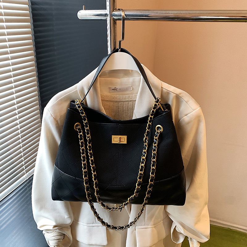 Designer bag free shipping 2025 autumn and winter hot diamond lattice cowhide tote bag with large capacity retro chain hobos for woman black grey coff